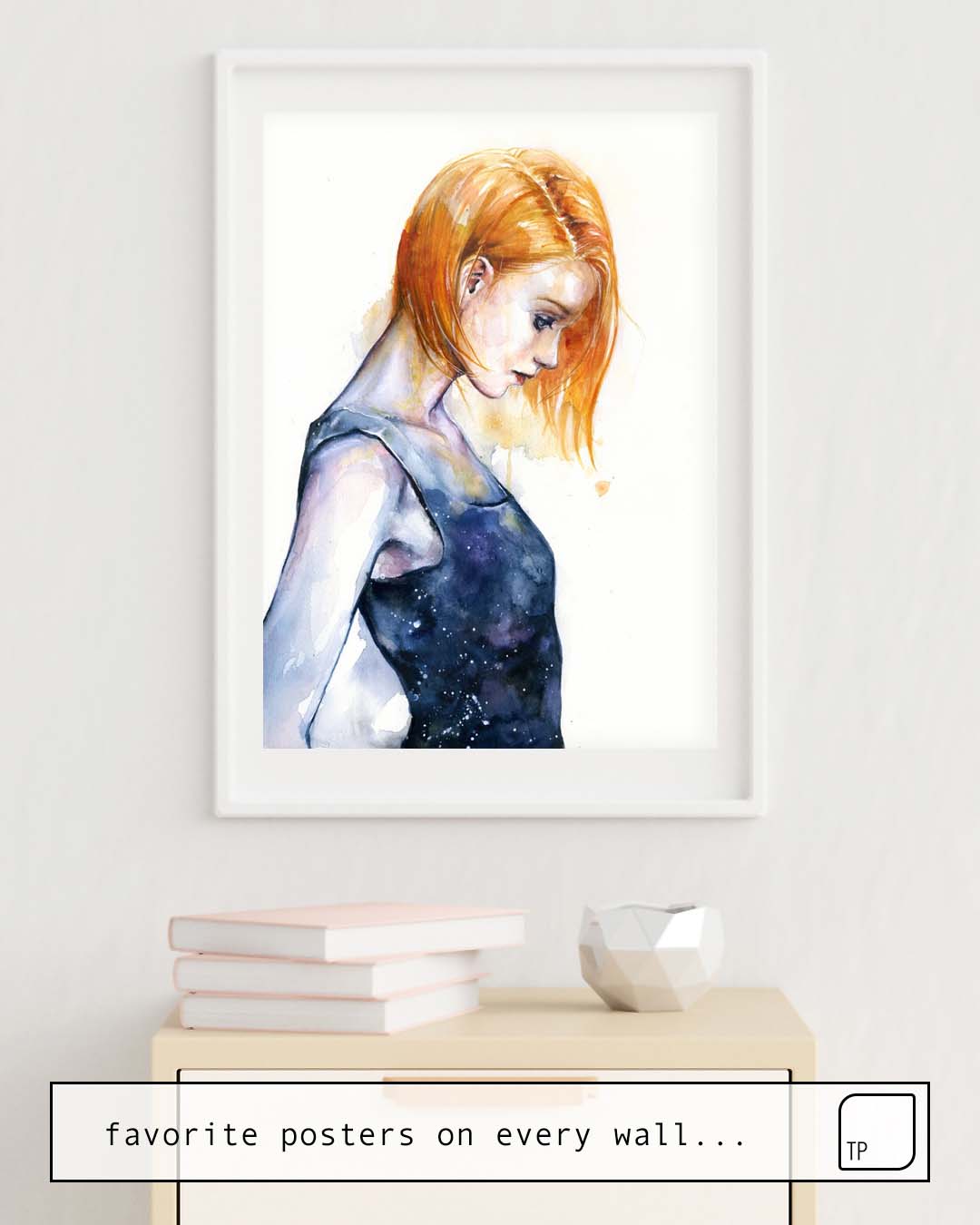 Das Bild zeigt ein Einrichtungsbeispiel mit dem Motiv HELIOTROPIC GIRL von Agnes Cecile als Wandbild