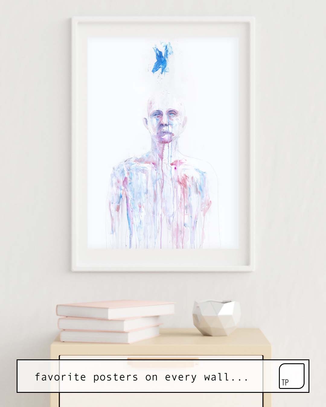 Das Bild zeigt ein Einrichtungsbeispiel mit dem Motiv LAST BLUE BREATH von Agnes Cecile als Wandbild