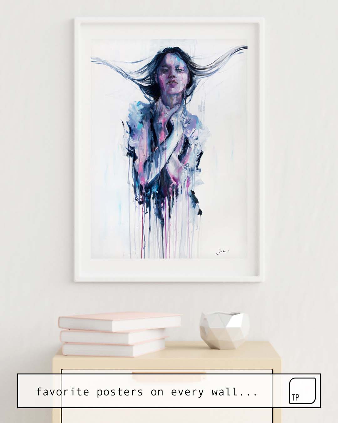 The photo shows an example of furnishing with the motif NON ERANO LE MIE MANI by Agnes Cecile as mural