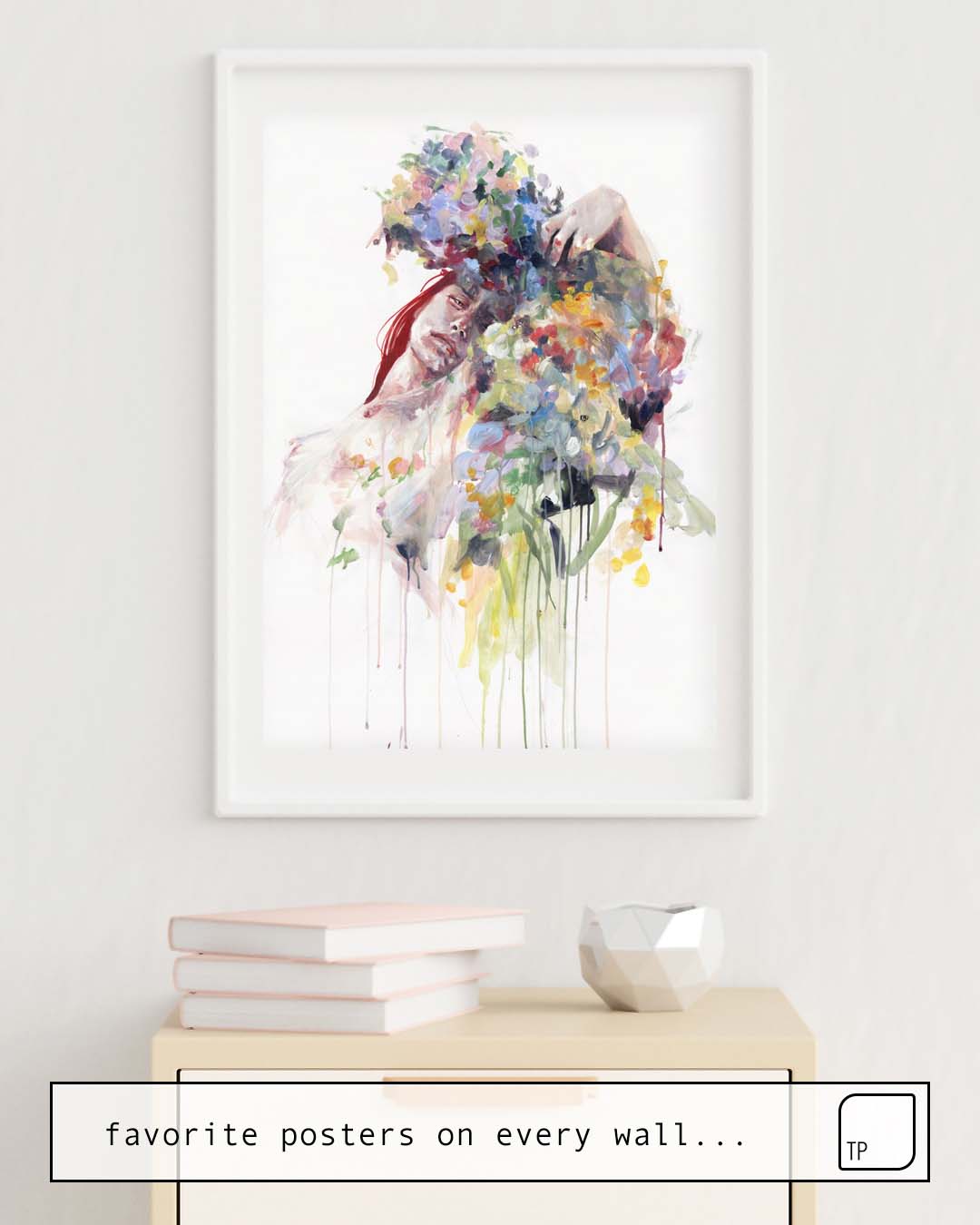 Das Bild zeigt ein Einrichtungsbeispiel mit dem Motiv SCENTLESS FLOWERS von Agnes Cecile als Wandbild