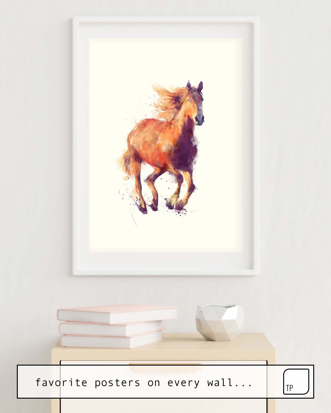 Das Bild zeigt ein Einrichtungsbeispiel mit dem Motiv HORSE // BOUNDLESS von Amy Hamilton als Wandbild