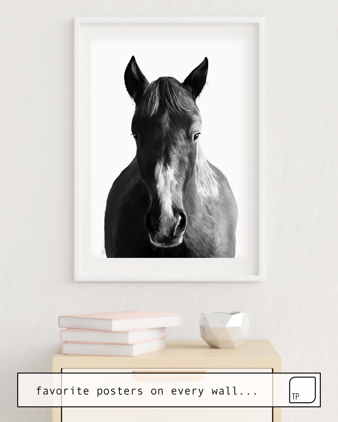 Das Bild zeigt ein Einrichtungsbeispiel mit dem Motiv HORSE von Amy Hamilton als Wandbild