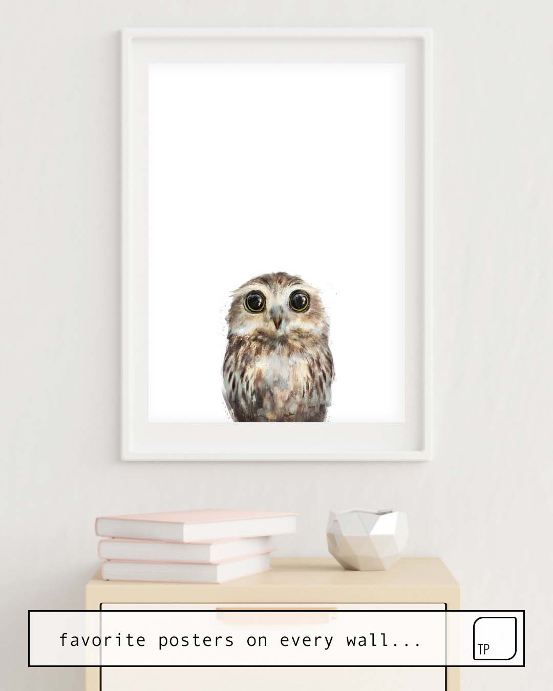 Das Bild zeigt ein Einrichtungsbeispiel mit dem Motiv LITTLE OWL von Amy Hamilton als Wandbild