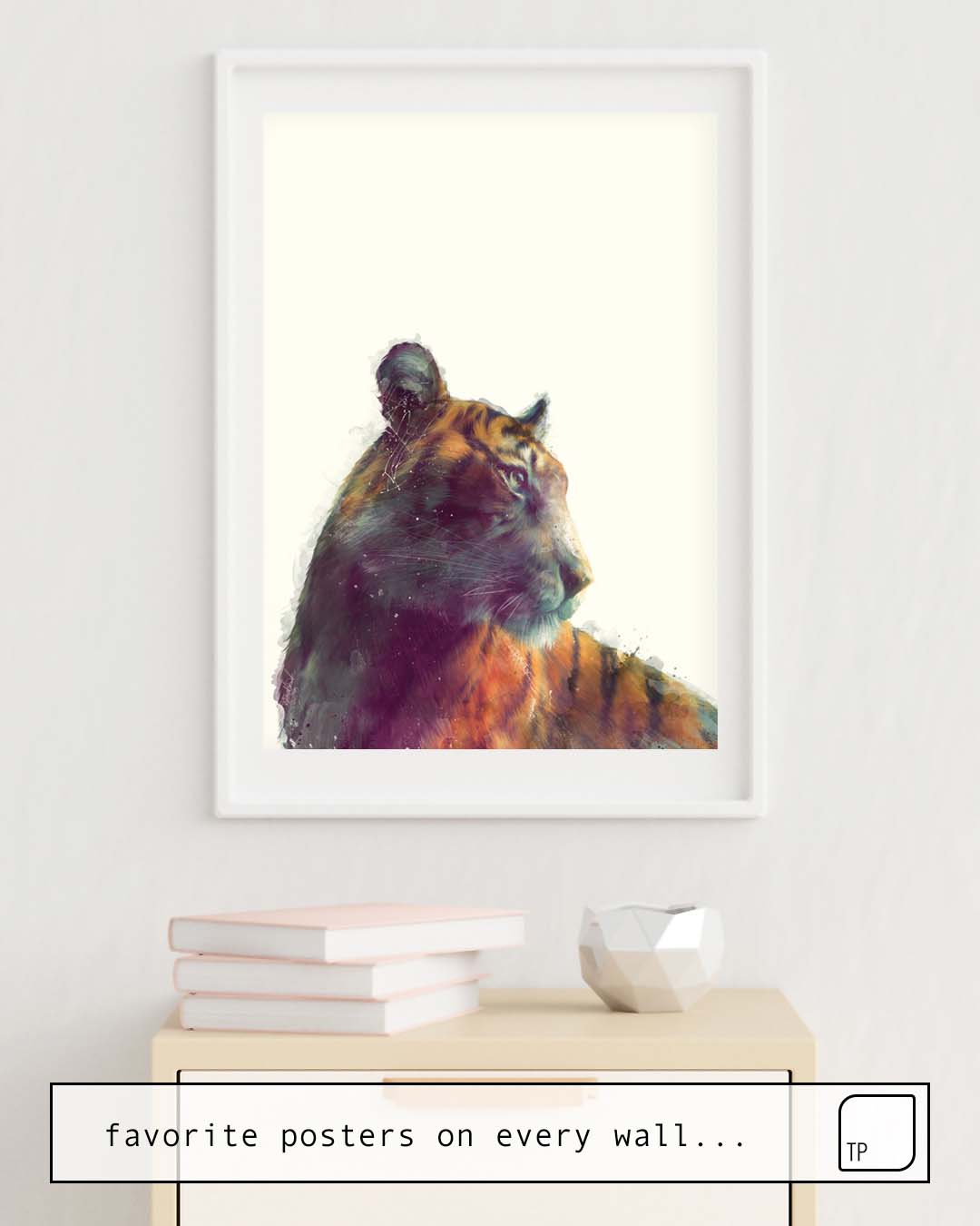 Das Bild zeigt ein Einrichtungsbeispiel mit dem Motiv TIGER // SOLACE von Amy Hamilton als Wandbild