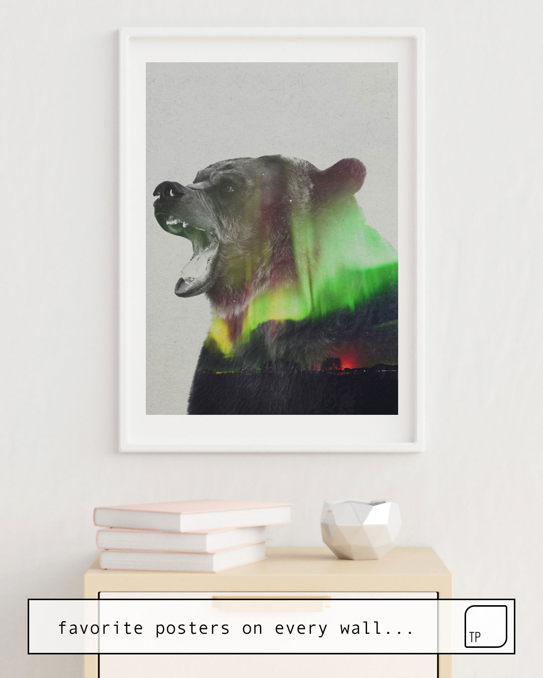 Das Bild zeigt ein Einrichtungsbeispiel mit dem Motiv BEAR IN THE AURORA BOREALIS von Andreas Lie als Wandbild