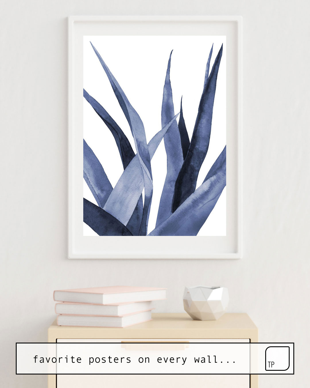 La photo montre un exemple d'ameublement avec le motif BLUE WATERCOLOUR PLANT. par Art by ASolo comme peinture murale