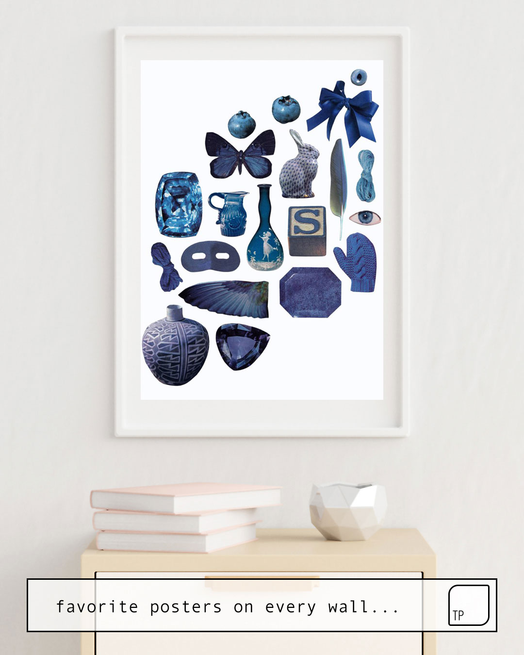 Das Bild zeigt ein Einrichtungsbeispiel mit dem Motiv BLUE von Beth Hoeckel als Wandbild