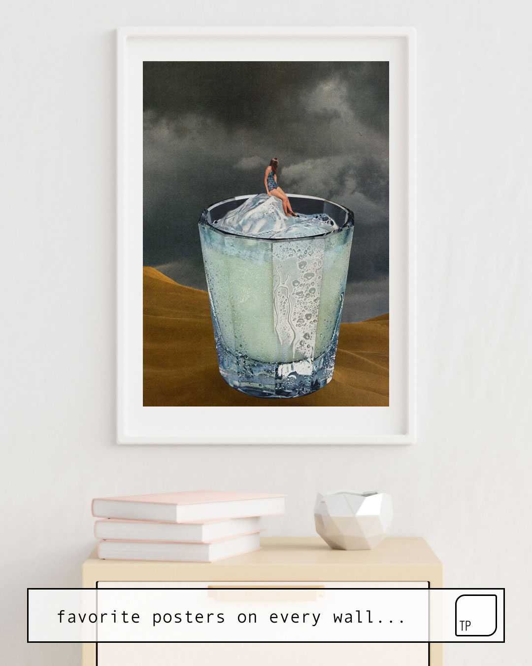 Das Bild zeigt ein Einrichtungsbeispiel mit dem Motiv DRINK von Beth Hoeckel als Wandbild