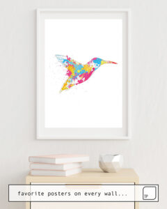 Das Bild zeigt ein Einrichtungsbeispiel mit dem Motiv BIRD OF COLOUR von Robert Farkas als Wandbild