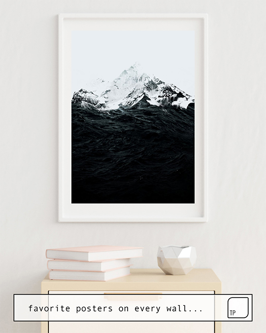 Das Bild zeigt ein Einrichtungsbeispiel mit dem Motiv THOSE WAVES WERE LIKE MOUNTAINS von Robert Farkas als Wandbild
